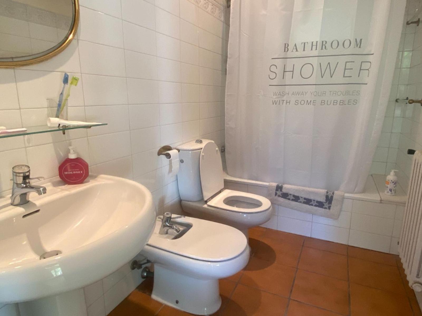 Family B&B Homefromhomees Сан-Фелиу-де-Гишольс Экстерьер фото