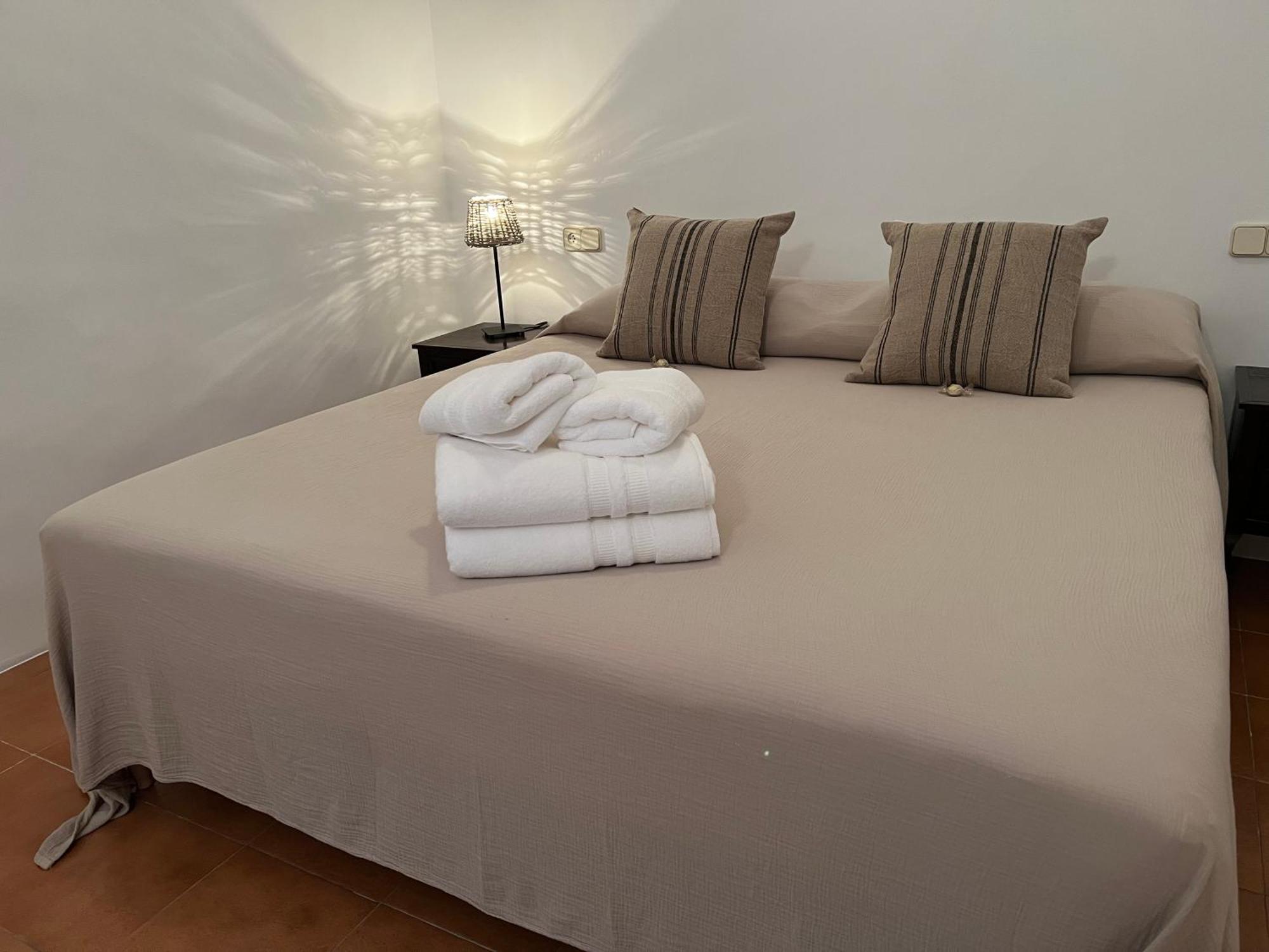 Family B&B Homefromhomees Сан-Фелиу-де-Гишольс Экстерьер фото